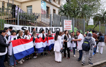 Jóvenes estudian entre sacrificios mientras los títulos falsos golpean la credibilidad educativa