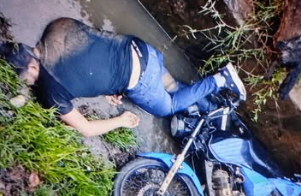   HALLAN SIN VIDA A UN MOTOCICLISTA EN UN CANAL DE DESAGÜE DE CORONEL OVIEDO